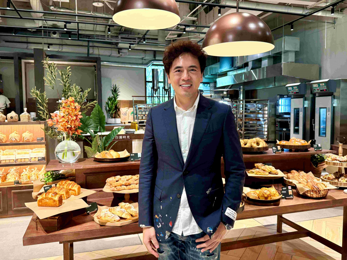 「白霧時光」從早餐到晚餐、吃完還可續聊「不限時」！路易莎黃銘賢夢想店：20年前想做可惜創業本不夠